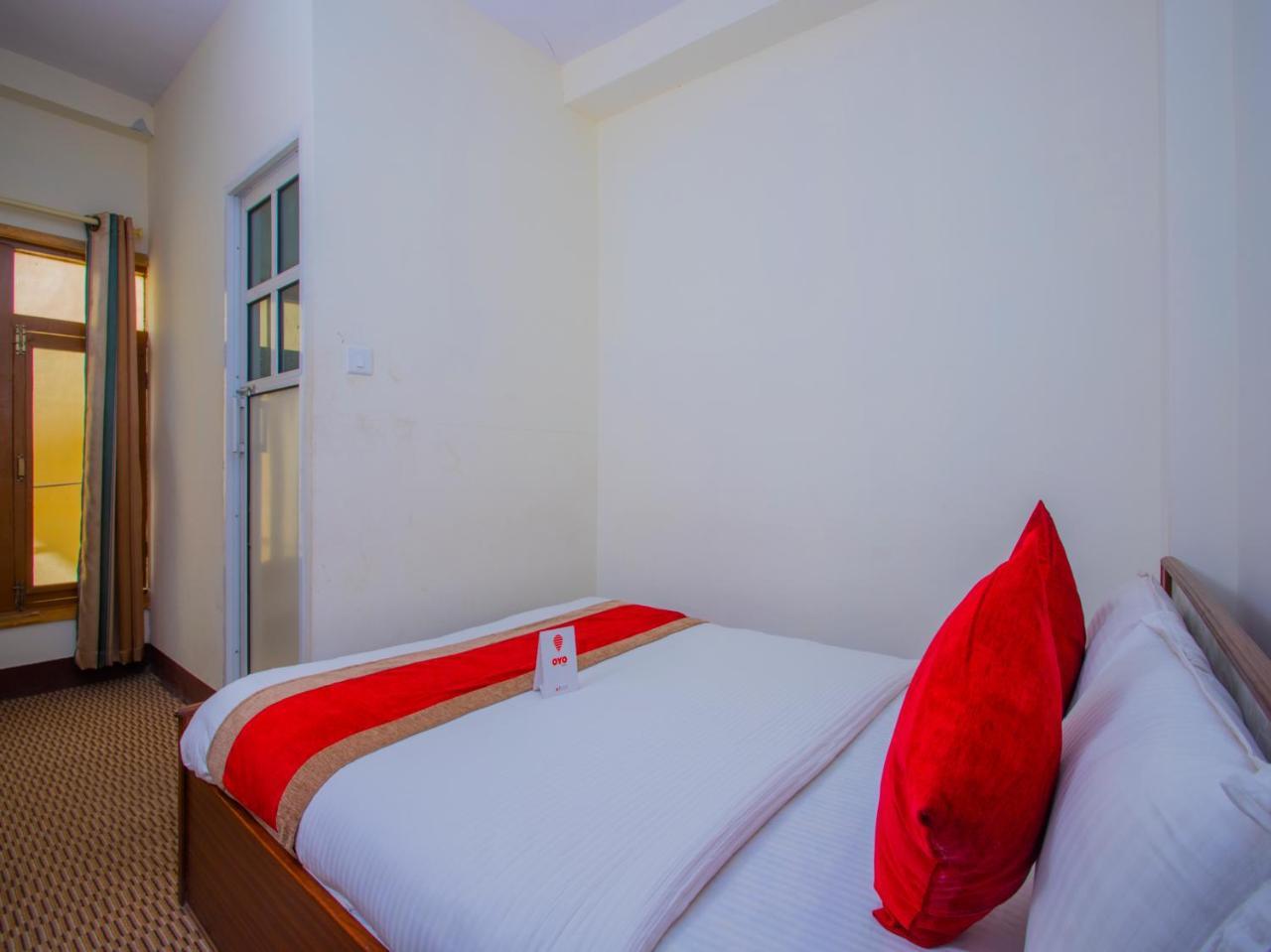 Oyo 255 White Zambala Hotel Katmandú Exterior foto